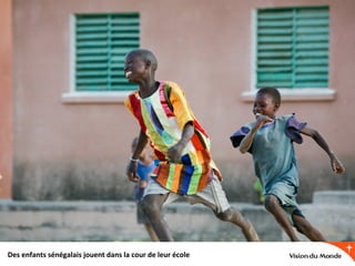 Des enfants sénégalais jouent dans la cour de leur école

 