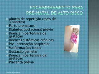 QUEIXAS MAIS COMUNS NA GESTAÇÃO Cefaléia: a causa mais comum é a tensão emocional afastar a possibilidade de pré-eclâmpsia após 20 semanas de gestação; b) conversar com a gestante sobre tensões e medos; Edema: Quando limitado aos tornozelos decorre da pressão da veia cava inferior pelo útero, principalmente no final da gravidez; orientar para manter repouso em decúbito lateral ou com os MMII elevados. Na presença de edema generalizado ou de face e mãos estar alerta para a possibilidade de pré-eclâmpsia Flatulência e constipação intestinal: Adotar dieta rica em resíduos (frutas cítricas, verduras, mamão, ameixa e cereais integrais); aumentar a ingestão de líquidos; evitar alimentos de alta fermentação (repolho, couve, ovo, feijão, leite e açúcar);  encorajar exercícios e caminhadas. Varizes: Evitar ficar de pé por tempo prolongado e repousar elevando os MMII; recomendar o uso de meias elásticas. Câimbras: Orientar a gestante ficar de pé e descalça em superfície fria;  massagear o músculo contraído e aplicar calor local.Chirlei A Ferreira