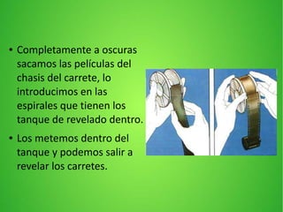 ● Completamente a oscuras
sacamos las películas del
chasis del carrete, lo
introducimos en las
espirales que tienen los
tanque de revelado dentro.
● Los metemos dentro del
tanque y podemos salir a
revelar los carretes.
 