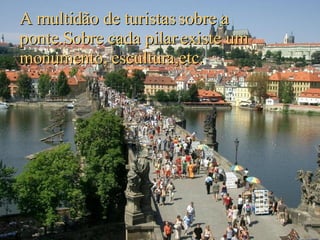 A multidão de turistas sobre a ponte.Sobre cada pilar existe um monumento, escultura,etc. 