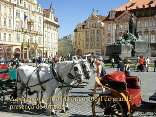 A praça no centro histórico ,local de grande presença de turistas.  