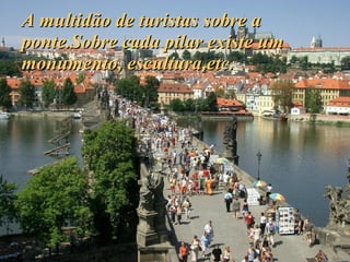A multidão de turistas sobre a ponte.Sobre cada pilar existe um monumento, escultura,etc. 