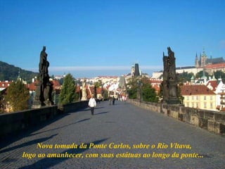 Nova tomada da Ponte Carlos, sobre o Rio Vltava, logo  a o amanhecer, com suas estátuas ao longo da ponte...  
