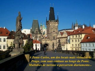 A Ponte Carlos, um dos locais mais visitados de Praga, com suas estátuas ao longo da Ponte. Multidões de turistas a percorrem diariamente... 