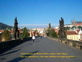 Nova tomada da Ponte Carlos, sobre o Rio Vltava, logo  a o amanhecer, com suas estátuas ao longo da ponte.......  