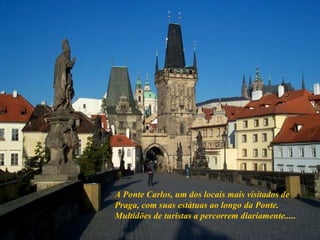 A Ponte Carlos, um dos locais mais visitados de Praga, com suas estátuas ao longo da Ponte. Multidões de turistas a percorrem diariamente..... 