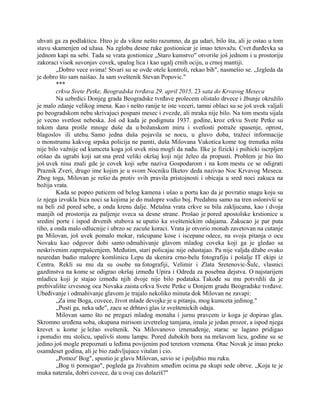 uhvati ga za podlakticu. Hteo je da vikne nešto razumno, da ga udari, bilo šta, ali je ostao u tom
stavu skamenjen od užasa. Na zglobu desne ruke gostionicar je imao tetovažu. Cvet đurđevka sa
jednom kapi na sebi. Tada se vrata gostionice „Staro kumstvo" otvoriše još jednom i u prostoriju
zakoraci visok suvonjav covek, upalog lica i kao ugalj crnih ociju, u crnoj mantiji.
„Dobro vece svima! Stvari su se ovde otele kontroli, rekao bih", nasmešio se. „Izgleda da
je dobro što sam naišao. Ja sam sveštenik Stevan Popovic."
***
crkva Svete Petke, Beogradska tvrđava 29. april 2015, 23 sata do Krvavog Meseca
Na uzbrdici Donjeg grada Beogradske tvrđave prolecem olistalo drvece i žbunje okružilo
je malo zdanje velikog imena. Kao i nešto ranije te iste veceri, tamni oblaci su se još uvek valjali
po beogradskom nebu skrivajuci pospani mesec i zvezde, ali mraka nije bilo. Na tom mestu sijala
je vecno svetlost nebeska. Još od kada je podignuta 1937. godine, kroz crkvu Svete Petke su
tokom dana prošle mnoge duše da u božanskom miru i svetlosti potraže spasenje, oprost,
blagoslov ili utehu. Samo jedna duša pojavila se nocu, u gluvo doba, tražeci informacije
o monstrumu kakvog srpska policija ne pamti, duša Milovana Vukotica kome tog trenutka ništa
nije bilo važnije od kumceta koga još uvek nisu mogli da nađu. Ilke je fizicki i psihicki iscrpljen
otišao da ugrabi koji sat sna pred veliki okršaj koji nije želeo da propusti. Problem je bio što
još uvek nisu znali gde je covek koji sebe naziva Gospodarom i na kom mestu ce se odigrati
Praznik Zveri, drugo ime kojim je u svom Nocniku Ilketov deda nazivao Noc Krvavog Meseca.
Zbog toga, Milovan je rešio da protiv svih pravila pristojnosti i obicaja u sred noci zakuca na
božija vrata.
Kada se popeo puticem od belog kamena i ušao u portu kao da je povratio snagu koju su
iz njega izvukla bica noci sa kojima je do malopre vodio boj. Predahnu samo na tren oslonivši se
na beli zid pored sebe, a onda krenu dalje. Metalna vrata crkve su bila zakljucana, kao i dvoja
manjih od prostorija za paljenje sveca sa desne strane. Prošao je pored apostolske krstionice u
sredini porte i ispod drvenih stubova se uputio ka sveštenickim odajama. Zakucao je par puta
tiho, a onda malo odlucnije i ubrzo se zacuše koraci. Vrata je otvorio monah zavetovan na cutanje
pa Milovan, još uvek pomalo mokar, rašcupane kose i iscepane odece, na svoja pitanja o ocu
Novaku kao odgovor dobi samo odmahivanje glavom mladog coveka koji ga je gledao sa
neskrivenim zaprepašcenjem. Međutim, stari policajac nije odustajao. Pa nije valjda džabe ovako
neuredan budio malopre komšinicu Lepu da skenira crno-belu fotografiju i pošalje IT ekipi iz
Centra. Rekli su mu da su osobe na fotografiji, Velimir i Zlata Sretenovic-Šulc, vlasnici
gazdinstva na kome se odigrao okršaj između Upira i Odreda za posebna dejstva. O najstarijem
mladicu koji je stajao između njih dvoje nije bilo podataka. Takođe su mu potvrdili da je
prebivalište izvesnog oca Novaka zaista crkva Svete Petke u Donjem gradu Beogradske tvrđave.
Ubeđivanje i odmahivanje glavom je trajalo nekoliko minuta dok Milovan ne zavapi:
„Za ime Boga, covece, život mlade devojke je u pitanju, mog kumceta jedinog."
„Pusti ga, neka uđe", zacu se drhtavi glas iz sveštenickih odaja.
Milovan samo što ne pregazi mladog monaha i jurnu pravcem iz koga je dopirao glas.
Skromno uređena soba, okupana mirisom izvetrelog tamjana, imala je jedan prozor, a ispod njega
krevet u kome je ležao sveštenik. Na Milovanovo iznenađenje, starac se lagano pridigao
i ponudio mu stolicu, upalivši stonu lampu. Pored dubokih bora na mršavom licu, godine su se
jedino još mogle prepoznati u leđima povijenim pod teretom vremena. Otac Novak je imao preko
osamdeset godina, ali je bio zadivljujuce vitalan i cio.
„Pomoz' Bog", spustio je glavu Milovan, savio se i poljubio mu ruku.
„Bog ti pomogao", pogleda ga živahnim smeđim ocima pa skupi sede obrve. „Koja te je
muka naterala, dobri covece, da u ovaj cas dolaziš?"
 