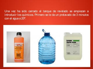 Una vez ha sido cerrado el tanque de revelado se empiezan a
introducir los químicos. Primero se le da un prelavado de 3 minutos
con el agua a 20º.
 