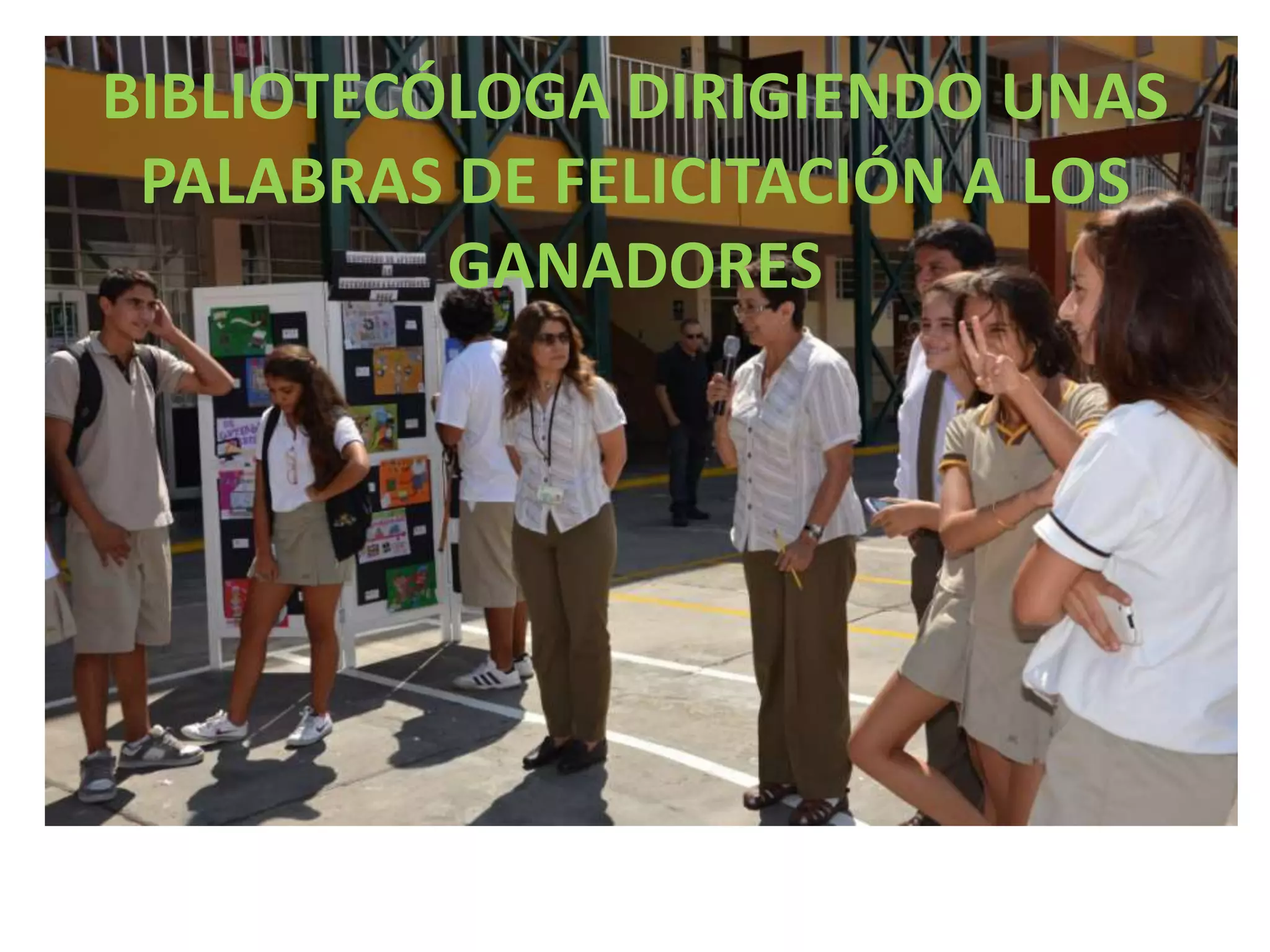 BIBLIOTECÓLOGA DIRIGIENDO UNAS
 PALABRAS DE FELICITACIÓN A LOS
          GANADORES
 