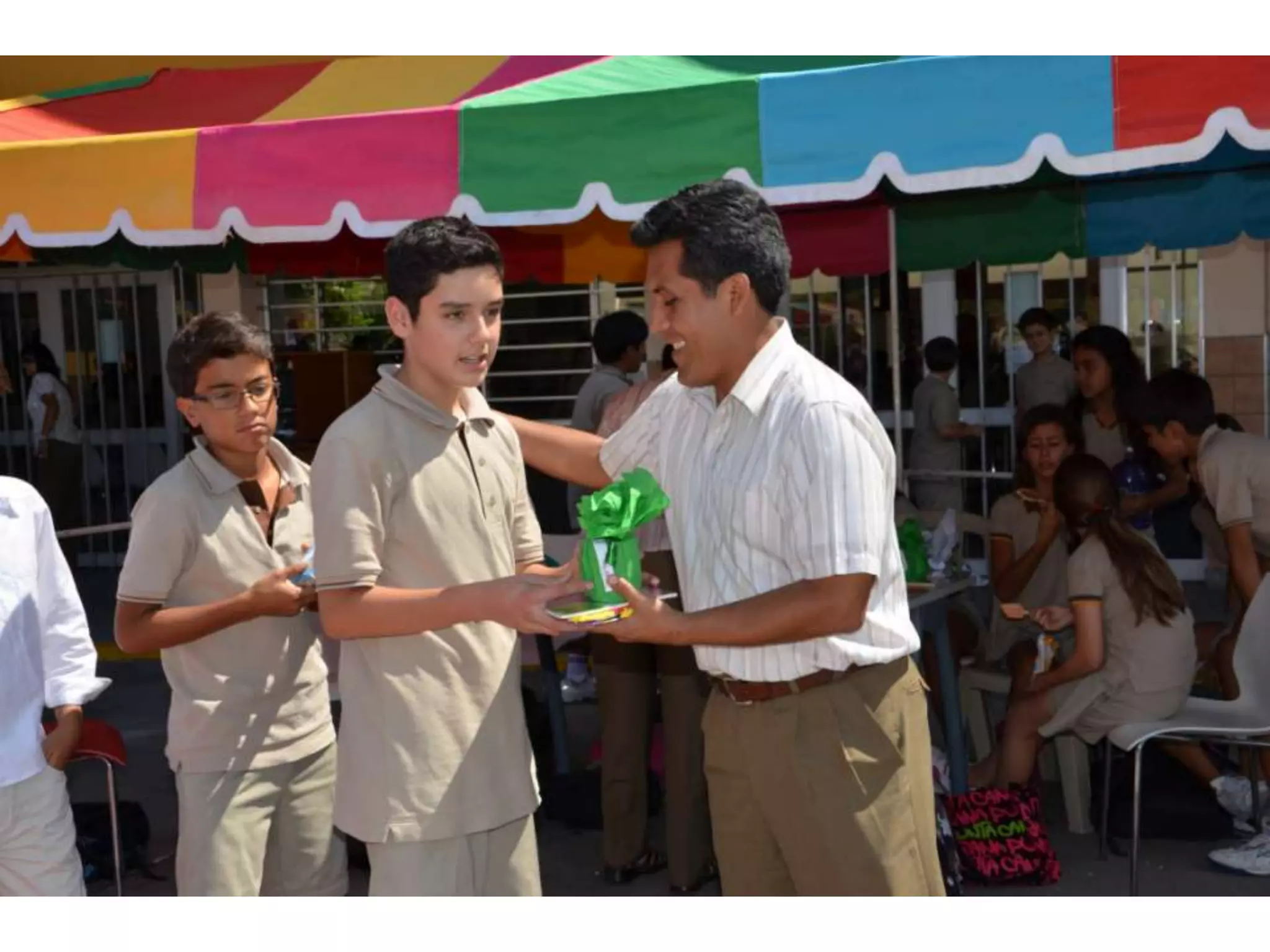 Premiación a alumnos ganadores del concurso de afiches 