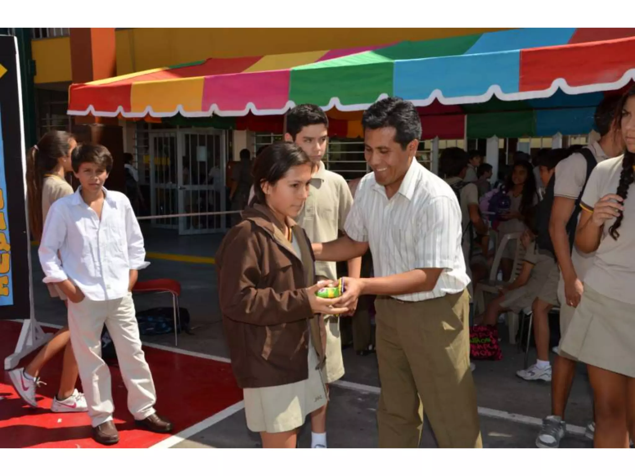 Premiación a alumnos ganadores del concurso de afiches 