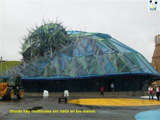 Donde hay multitudes sin nada en las manos 