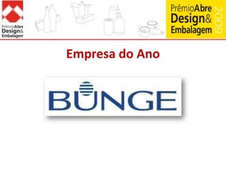 Design Estrutural – Funcionalidade da EmbalagemCoca-Cola ConveniênciaFuncionalidade é a palavra-chave para o consumidor atual e desta forma passou a ser requisito estratégico nas embalagens.Focada no público entre 20 e 30 anos, a promoção Coca-Cola Conveniência visava o crescimento do canal "lojas de conveniência". Pesquisas mostraram que os consumidores brasileiros freqüentariam mais essas lojas se existissem mais ofertas para levar para casa.A nova embalagem agrupa 6 latinhas e permite o transporte prático por meio de encaixe para a mão e é facilmente guardada na geladeira. Devido a seu formato vertical, as latas se posicionam automaticamente no dispenser, proporcionando atmosfera de consumerexperience. Ainda, a embalagem promove a interação com o consumidor por meio de cupom promocional que se destaca da mesma.Vencedor: MeadwestvacoDesign: Oz DesignConvertedor: Jofer / Klabin / MeadwestvacoUsuário: Coca-Cola