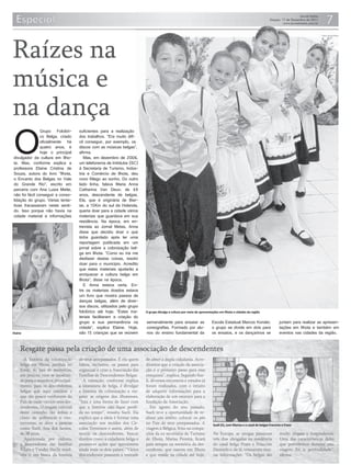 Raízes na
música e
na dança
O
                Grupo Folclóri-      suficientes para a realização
                co Belga, criado     dos trabalhos. “Era muito difí-
                oficialmente há      cil conseguir, por exemplo, os
                quatro anos, é       discos com as músicas belgas”,
                hoje o principal     afirma.
divulgador da cultura em Ilho-          Mas, em dezembro de 2006,
ta. Mas, conforme explica a          um telefonema de Imbituba (SC)
professora Elaine Cristina de        à Secretaria de Turismo, Indús-
Souza, autora do livro “Ilhota,      tria e Comércio de Ilhota, deu
o Encanto dos Belgas no Vale         novo fôlego ao sonho. Do outro
do Grande Rio”, escrito em           lado linha, falava Maria Anna
parceria com Ana Luiza Mette,        Catharina Van Deun, de 69
não foi fácil conseguir a conso-     anos, descendente de belgas.
lidação do grupo. Várias tenta-      Ela, que é originária de Bier-
tivas fracassaram neste senti-       se, a 15Km do sul da Holanda,
do. Isso porque não havia na         queria doar para a cidade vários
cidade material e informações        materiais que guardava em sua
                                     residência. Na época, em en-
                                     trevista ao Jornal Metas, Anna
                                     disse que decidiu doar o que
                                     tinha guardado após ler uma
                                     reportagem publicada em um
                                     jornal sobre a colonização bel-
                                     ga em Ilhota. “Como eu iria me
                                     desfazer destas coisas, resolvi
                                     doar para o município. Acredito
                                     que estes materiais ajudarão a
                                     enriquecer a cultura belga em
                                     Ilhota”, disse na época.
                                        E Anna estava certa. En-
                                     tre os materiais doados estava
                                     um livro que mostra passos de
                                     danças belgas, além de diver-
                                     sos discos, utilizados pelo grupo
                                     folclórico até hoje. “Estes ma-
                                     teriais facilitaram a criação do
                                     grupo e sua permanência na           semanalmente para ensaiar as          Escola Estadual Marcos Konder,                   juntam para realizar as apresen-
                                     cidade”, explica Elaine. Hoje,       coreografias. Formado por alu-        o grupo se divide em dois para                   tações em Ilhota e também em
Elaine                               são 15 crianças que se reúnem        nos do ensino fundamental da          os ensaios, e os dançarinos se                   eventos nas cidades da região.


     Resgate passa pela criação de uma associação de descendentes
       A história da colonização     de seus antepassados. É ela quem     de obter a dupla cidadania. Acre-
     belga em Ilhota, perdida no     lidera, inclusive, os passos para    ditamos que a criação da associa-
     fundo do baú de memórias,       organizar e criar a Associação das   ção é o primeiro passo para essa
     aos poucos, vem se mostran-     Famílias de Descendentes Belgas.     conquista”, explica. Segundo Sue-
     do para o mundo e, principal-      A intenção, conforme explica      li, diversos encontros e estudos já
     mente, para os descendentes     a tataraneta de belga, é divulgar    foram realizados, com o intuito
     belgas que aqui residem e       a história da colonização e res-     de adquirir informações para a
     que tão pouco conhecem do       gatar as origens dos ilhotenses.     elaboração de um estatuto para a
     País de onde vieram seus des-   “Esta é uma forma de fazer com       fundação da Associação.
     cendentes. O resgate cultural   que a história não ﬁque perdi-          Em agosto do ano passado,
     deste caminho tão árduo e       da no tempo”, ressalta Sueli. Ela    Sueli teve a oportunidade de re-
     cheio de polêmicas e con-       explica que a ideia é formar uma     alizar um sonho: colocar os pés
     troversas, se deve a pessoas    associação nos moldes dos Cir-       no País de seus antepassados. A       Sueli (E), com Marisa e o casal de belgas Francine e Frans
     como Sueli Ana dos Santos,      colos Trentinos e assim, além de     viagem à Bélgica, feita na compa-
     de 38 anos.                     reunir os descendentes, buscar       nhia da ex-secretária de Turismo      Na Europa, as amigas passaram                    muito alegres e hospitaleiros.
       Apaixonada por cultura,       direitos como a cidadania belga e    de Ilhota, Marisa Pereira, ﬁcará      três dias abrigadas na residência                Uma das características deles
     a descendente das famílias      promover ações que aproximem         para sempre na memória da des-        do casal belga Frans e Francine                  que percebemos durante esta
     Vilain e Vander Hecht resol-    ainda mais os dois países. “Vários   cendente, que nasceu em Ilhota        Damnels e, de lá, trouxeram mui-                 viagem foi a pontualidade”,
     veu ir em busca da história     descendentes possuem a vontade       e que reside na cidade até hoje.      tas informações. “Os belgas são                  aﬁrma.
 