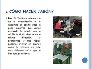 ¿ CÓMO HACER JABÓN? Paso 3:  Vertimos esta mezcla en el cristalizador y le añadimos el aceite poco a poco mientras que vamos moviendo la mezcla con la varilla de vidrio siempre en la misma dirección, si preferimos ir mas rápido podemos utilizar en algunos casos la batidora, en este caso debemos evitar que la batidora se caliente. 