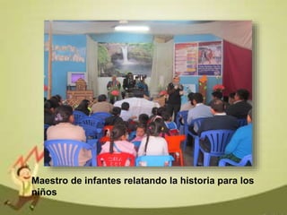 Maestro de infantes relatando la historia para los
niños
 