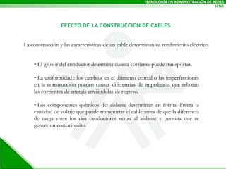  Los decibeles : Describen las relaciones entre dos fuentes de energía.¿QUÉ ORIGINA LA CORRIENTE?La carga se puede concebir como el número de partículas con carga eléctrica presente en un lugar o en un objeto. La corriente eléctrica es el flujo de estas partículas con carga desde áreas donde se encuentran altamente concentradas hasta áreas de menor carga. La mayoría de las cargas se produce debido a cambios, procesos e interacciones en los átomos. Por lo general, los átomos tienen una carga equilibrada. La carga del núcleo, o centro del átomo, coincide con el número de electrones que orbitan a su alrededor. Cuando el número de electrones aumenta, o disminuye, la carga del átomo deja de ser equilibrada y se vuelve más positiva o más negativa. La base de la electricidad es una diferencia en la carga eléctrica.