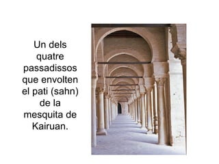 Un dels quatre passadissos que envolten el pati (sahn) de la mesquita de Kairuan. 