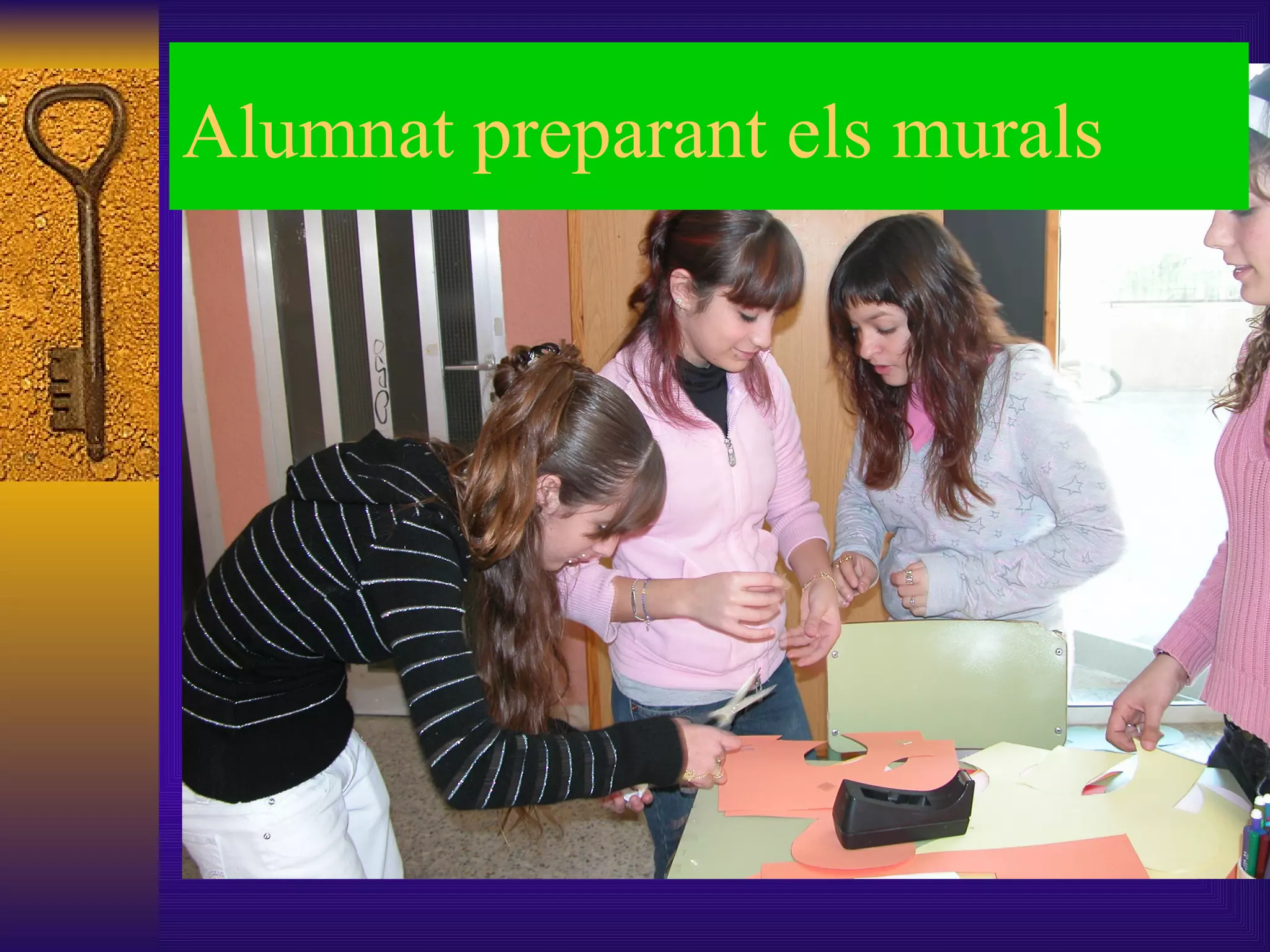 Alumnat preparant els murals 