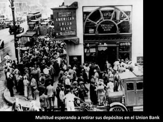 Multitud esperando a retirar sus depósitos en el Union Bank

 