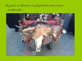 La gente se divierte con pequeñas atracciones
medievales.
 