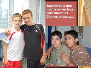 Esperando a que nos dejen un lugar para hacer los últimos ensayos… 