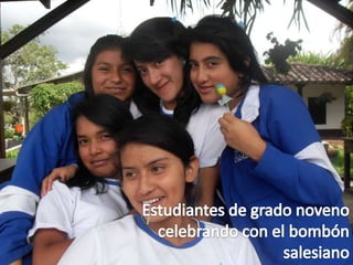 Estudiantes de grado noveno celebrando con el bombón salesiano