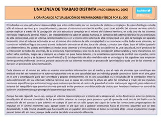 UNA LÍNEA DE TRABAJO DISTINTA (PACO SEIRUL-LO, 2000)
I JORNADAS DE ACTUALIZACIÓN DE PREPARADORES FÍSICOS POR EL COE

@Rivilla_

El individuo es una estructura hipercompleja que está conformado por un conjunto de sistemas complejos. La neurofisiología estudia
sólo el sistema nervioso y su comportamiento, pero en sí misma es una ciencia auxiliar, que con el estudio del sistema nervioso solo lo
puede explicar a través de la concepción de una estructura compleja en sí misma del sistema nervioso, en cada uno de los sistemas
nerviosos (vegetativo, central, motor). Ser independiente no cabe en cabeza humana, el complejo del sistema nervioso es una estructura
de alta complejidad, pero el sistema cardiocirculatorio es en sí mismo otro sistema de alta complejidad y no sólo la fisiología del aparato
locomotor, sino el sistema locomotor es en sí mismo otro sistema de alta complejidad y las relaciones entre todos esos sistemas, es
cuando un individuo llega a un punto y toma la decisión de estar en el aire, tocar de cabeza, controlar con el pie, bajar el balón y pasarlo
con detenimiento. Ha puesto en evidencia a todos esos sistemas y el resultado de esa actuación no es una casualidad, es el producto de
la interacción de todos los sistemas, de su estructura hipercompleja y eso nos lo da la concepción estructuralista y no la mecanicista. Un
señor salta, controla, luego cae y siempre va a hacer un pase hacia delante, y le enseñamos ejercicios de control con el pecho, corro
controlo con el pecho y se la paso al de enfrente (5 y 5) (el deportista de alto nivel dice este es un antiguo y los jugadores que empiezan
tienen grandes problemas con esto, porque cada uno de sus sistemas necesita un proceso de optimización y cada uno de los sistemas se
dan por un proceso de auto-estimulación.
Cada sistema en sí mismo en tanto en cuanto intercambia información con el medio y con el resto de sistemas que constituye esa
entidad viva del ser humano se va auto-estructurando y no es una casualidad que un individuo pueda controlar el balón en el aire, girar
en el aire y amortiguarlo para caer orientado y golpear directamente, no es una casualidad, es el resultado de la interacción entre la
auto-optimización de los sistemas; sistema nervioso que es capaz de controlar la altura de salto del individuo a través de los impulsos
nerviosos específicos que estimulan los grupos motores que lanzan el centro de gravedad a tantos metros por segundo, pero además el
sistema del reequilibrio que permite una vez que está arriba provocar una dislocación de cintura con hombros y rehacer un control de
balón en una dimensión que protege del oponente que está allí.

Porque ha sido capaz de hacer eso, porque el sistema hipercomplejo en sí mismo de la observación de los fenómenos externos (sistema
visual)unido al sistema cinestésico le ha permitido orientar su cuerpo para provocar que el oponente esté detrás del balón con la
protección de mi cuerpo y que además mi cuerpo al caer en un sólo apoyo sea capaz de tener las sensaciones propioceptivas de
impulsar en el último momento para apoyar sobre el pie que voy a golpear orientando hacia el extremo izquierdo que se está
desplazando. Y esta misma situación que ha resuelto así un jugador; otro controla el balón, se va hacia atrás , atrae al oponente y luego
pasa el balón allí, sin mirar, porque cada uno ha decidido una solución diferente.

 