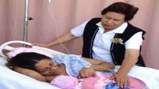 ACTIVIDADES DE ENFERMERIA
a) control de signos vitales: se evaluará frecuencia cardiaca, pulso, tensión arterial, frecuencia
respiratoria y temperatura, teniendo en cuenta aquellas alteraciones fisiológicas ya enunciadas.
b) Piel y mucosas: se buscará todos los signos relacionados con la anemia.
c) Aparato respiratorio y cardiovascular: se buscará la presencia de signos relacionados a
patologías.
d) Abdomen: se buscará la presencia de puntos dolorosos, y se palpará el útero a través de la
pared abdominal. Se evaluará su ubicación, tamaño y consistencia, si duele o no. Se evaluará la
herida quirúrgica en caso de cesárea abdominal.
e) Genitales externos: se evaluará los loquios, cantidad, color y olor, se controlará la vulva, el
periné y la episiorrafia.
f) Miembros inferiores: se evaluará la presencia de edemas y varices, se buscarán signos
asociados a trombosis venosa profunda.
 