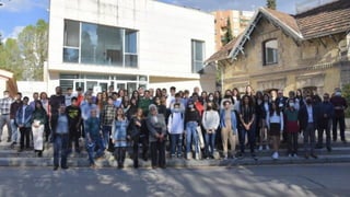 ¿Cómo operamos?
Desarrollo del proyecto:
• Noviembre de 2022: Presentación del proyecto a los alumnos.
• Diciembre de 2022: Inicio del Experimento 1 y 2.
• Diciembre de 2022-febrero de 2023: Desarrollo de la investigación y
sesiones de seguimiento de los experimentos 1 y 2.
• Marzo de 2023: Finalización parte experimental y presentación de los
resultados. Discusión y elaboración del trabajo.
• Abril-mayo de 2023: Presentación en congreso de los proyectos CAOS III.
• Mayo de 2023: Escritura del trabajo científico.
• Junio-Julio de 2023: Elaboración de material divulgativo del proyecto
 