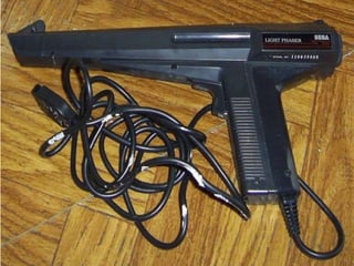 Sega Master System  8-bit, 64 colores, cartuchos. Puso las bases del futuro desarrollo de Sega. 