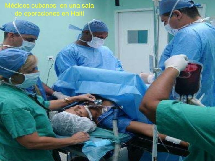 Médicos cubanos  en una sala de operaciones en Haití 