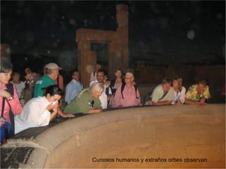 Curiosos humanos y extraños orbes observan
 