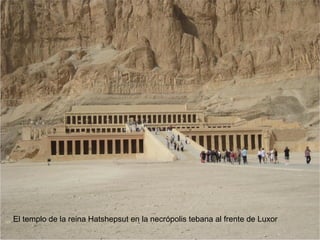 El templo de la reina Hatshepsut en la necrópolis tebana al frente de Luxor
 
