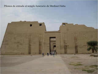 Pilonos de entrada al templo funerario de Medinet Habu
 