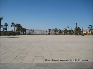 Gran plaza al frente del templo de Karnak
 