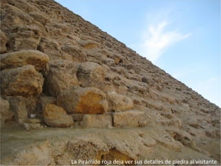 La Pirámide roja deja ver sus detalles de piedra al visitante
 