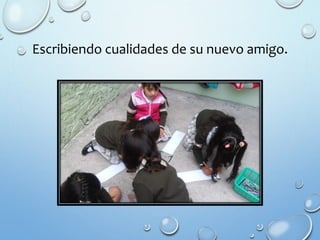 Escribiendo cualidades de su nuevo amigo.
 
