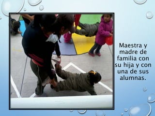 Maestra y
madre de
familia con
su hija y con
una de sus
alumnas.
 