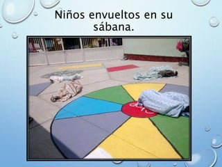 Niños envueltos en su
sábana.
 