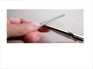 Empiezo: con la punta de las tijeras, a unos 5-6 cm.
del extremo, pellizco la funda, camisa o aislamiento
externo del cable, todo alrededor
 