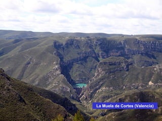 A enerxía hidráulica
• 4ºCuncas suratlánticas: bacías do Tajo, Júcar e Segura
Guadalquivir: Empezouse a explotar tardiamente. Os pantanos de
Buendía e Entrepeñas, no Tajo. No 2013 inaugurouse no Júcar a
central reversible Muela II (a de más potencia de Europa 800 MW).
No 2015 aportaron o 12,1%. Precisan encoros para regular as súas
augas escasas e torrenciais.
• 5º Ríos do sur embalsan grande cantidade de auga e o pantano de
Cíjara é o máis importante do Guadiana. Os pantanos do
Guadalquivir alimentan centrais de pouca potencia. 3,6% da
produción.
• O aproveitamento dos saltos de auga en España está acercándose
ao seu límite.
• Distinguimos entre grandes centrais (>10 MW de potencia) e
microcentrais (<10 MW).
• Nos últimos anos introducíronse innovacións na enxeñería hidraúlica:
centrais reversibles (La Muela II) no cunca do río Xúcar (Valencia) e
as centrais hidroeólicas (sistema mixto) de El Hierro (Canarias)
ámbalas dúas inauguradas no 2013.
 