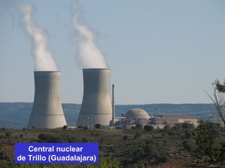 A enerxía nuclear
• Obtense actualmente por fisión (separación de átomos
pesados de uranio), aínda que está en experimentación a
súa produción por fusión (unión de isótopos lixeiros de
hidróxeno (deuterio ou tritio), que produce helio e grandes
cantidades de enerxía).
• A fusión nuclear está en fase experimental. Consiste na
unión de isótopos lixeiros de hidróxeno (deuterio e tricio). É
moi complicada de producir posto que reacción prodúcese
a temperaturas de cen millóns de graos centígrados e non
se conseguiu probar o inicio nin o control da reacción
nuclear. España colabora no proxecto internacional ITER
con sede en Cadarache (Francia) para construír un
reactor capaz de producir este tipo de enerxía e que sexa
rendible economicamente.
 