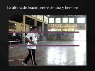 La altura de brazos, entre cintura y hombre.
 
