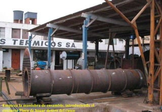 Empieza la maniobra de ensamble, introduciendo el
conjunto Placa de hogar dentro del casco
 