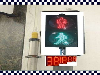 .LOS SEMAFOROS SON SEÑALES FORMADAS POR LUCES DE DISTINTOS COLORES Y SIRVEN PARA PONER DE ACUERDO A LOS VEHÍCULOS Y A LOS PEATONES, INDICÁNDOLES EL MOMENTO EN QUE CADA UNO PUEDE PASAR. HAY VARIOS TIPOS. LOS QUE AHORA NOS INTERESAN TIENEDOS PARTES: UNA ORIENTADA HACIA LOS VEHÍCULOS Y OTRA HACÍA LOS PEATONES.