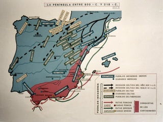 Los celtas Los diferentes pueblos que ocupaban  el centro y el norte de  la península  (celtíberos, vascos, cántabros, astures, galaicos, vaceos, lusitanos, etc) se denominan, a pesar de la diversidad, pueblos celtas. Tenían en común su pasado  indoeuropeo  y recibieron pocas influencias de otros pueblos colonizadores. Los celtas instalaban sus poblados en colinas y zonas altas y construían una doble muralla para defenderse de los ataques de pueblos vecinos. La base de su economía era la ganadería y la agricultura. Conocían la metalurgia del hierro sobre todo  los celtíberos  que habitaban al este de la Meseta norte y en el valle del Ebro. Socialmente se organizaban en  tribus  que se agrupaban en  clanes. En el norte de la península se establecieron  los galaicos  que ocupaban una zona mas extensa que la actual Galicia. Construyeron los famosos  castros , formados por 2 o 3 recintos amurallados. Las viviendas eran circulares con muros de piedra y tejado de ramas. 