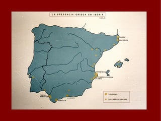 Los Fenicios Los fenicios :  procedentes en la ciudad fenicia de Sidón comenzaron sus viajes por el Mediterráneo en torno al año 1000. Según los textos clásicos, unos colonos procedentes de la ciudad fenicia de Tiro fundaron la colonia de Gadir (Cádiz) en el 1104 a.C.. Por el momento no se han encontrado restos arqueológicos tan antiguos. Sí se ha demostrado la presencia permanente de fenicios en la costa sur peninsular desde el siglo VIII hasta el siglo VI a. C. Además del establecimiento de Gadir, los fenicios se establecieron en otras colonias en torno a la actual Málaga ( Málaca, Sexi (Almuñecar), Abdera (Adra) ) Desde ellas intentaban, en pugna con los griegos, monopolizar el comercio de los metales. La actividad comercial de los fenicios fue muy intensa y no se limitó al sur peninsular sino que se extendió por la costa mediterránea. Introdujeron dos actividades importantes: la industrialización de la pesca y el uso sistemático del hierro. Ligada a la industria de salazón de pescado, iniciaron la explotación de las salinas. En zonas de Almería se han encontrado depósitos de conchas de un gasterópodo, el múrex , del que obtenían la  púrpura. También modernizaron los alfares con la introducción del torno, desconocido por los indígenas. Aportación fundamental de los fenicios fue el alfabeto, origen del nuestro actual. 