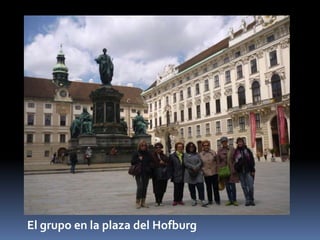 El grupo en la plaza del Hofburg
 