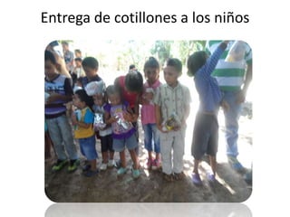 Entrega de cotillones a los niños
 